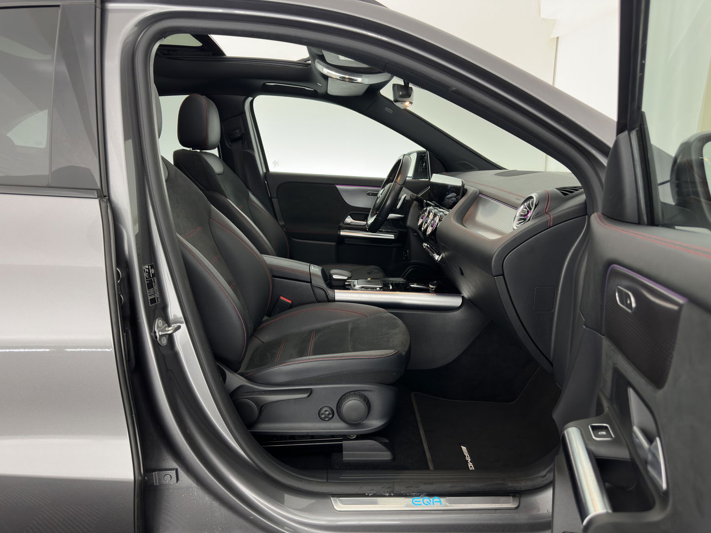 Mercedes-Benz EQA 250 Business Solution AMG 67 kWh [ 3-Fase ] { SOH-98% } (INCL-BTW) *AUT | PANO | NAVI-FULLMAP | LEATHER-MICORFIBRE | AMBIENT-LIGHT | KEYLESS | LANE-ASSIST | DYNAMIC-SELECT | PRIVACY-GLASS | DAB | CAMERA | DIGI-COCKPIT | HEATED-SPORTSEAT | CRUISE |