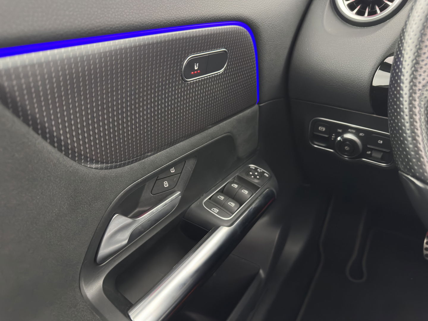 Mercedes-Benz EQA 250 Business Solution AMG 67 kWh [ 3-Fase ] { SOH-98% } (INCL-BTW) *AUT | PANO | NAVI-FULLMAP | LEATHER-MICORFIBRE | AMBIENT-LIGHT | KEYLESS | LANE-ASSIST | DYNAMIC-SELECT | PRIVACY-GLASS | DAB | CAMERA | DIGI-COCKPIT | HEATED-SPORTSEAT | CRUISE |