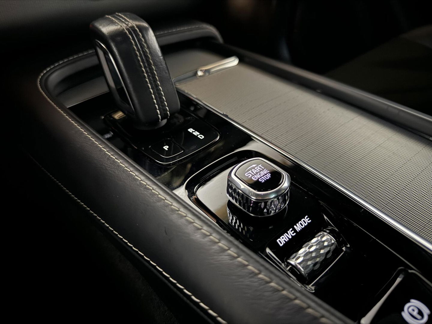 Volvo XC90 2.0 T8 Recharge AWD R-Design Pano B&W Luchtvering Trekh. 360°