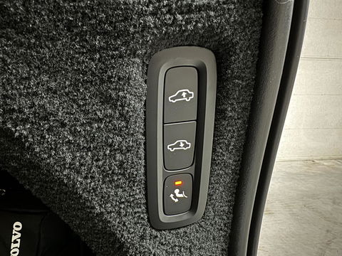 Volvo XC90 2.0 T8 Recharge AWD R-Design Pano B&W Luchtvering Trekh. 360°