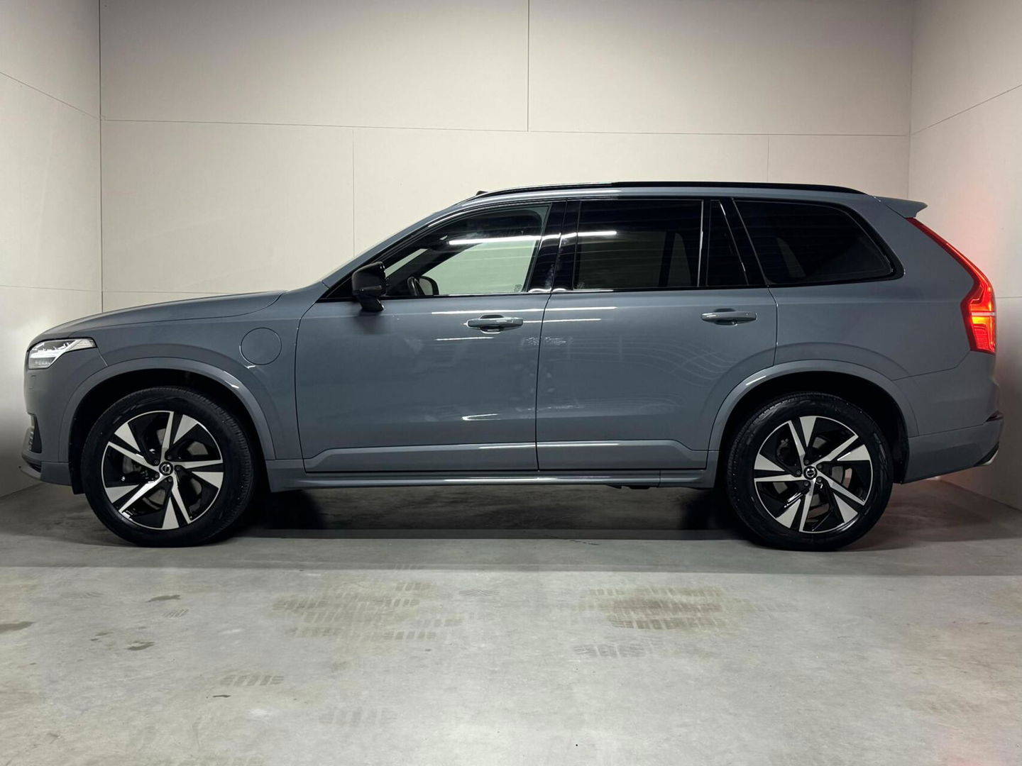 Volvo XC90 2.0 T8 Recharge AWD R-Design Pano B&W Luchtvering Trekh. 360°