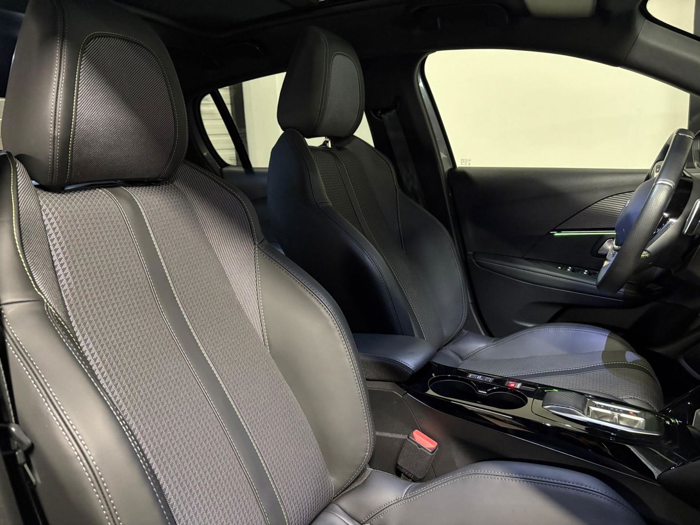 Peugeot 208 1.2 PureTech 100 GT KEYLESS PANO BOMVOL'