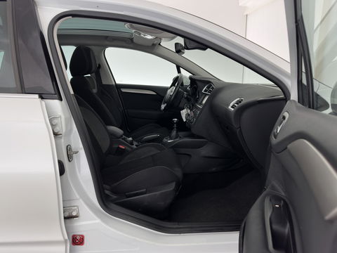 Citroën C4 1.6 BlueHDi Feel *PANO | SPORT-SEATS | PDC | PRIVACY-GLASS | ECC | CRUISE | TOWBAR*