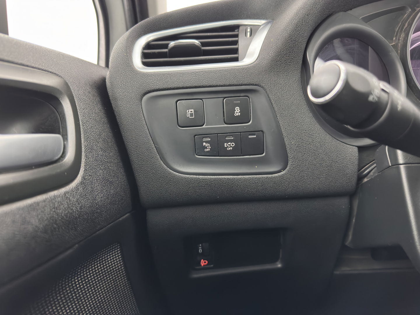 Citroën C4 1.6 BlueHDi Feel *PANO | SPORT-SEATS | PDC | PRIVACY-GLASS | ECC | CRUISE | TOWBAR*