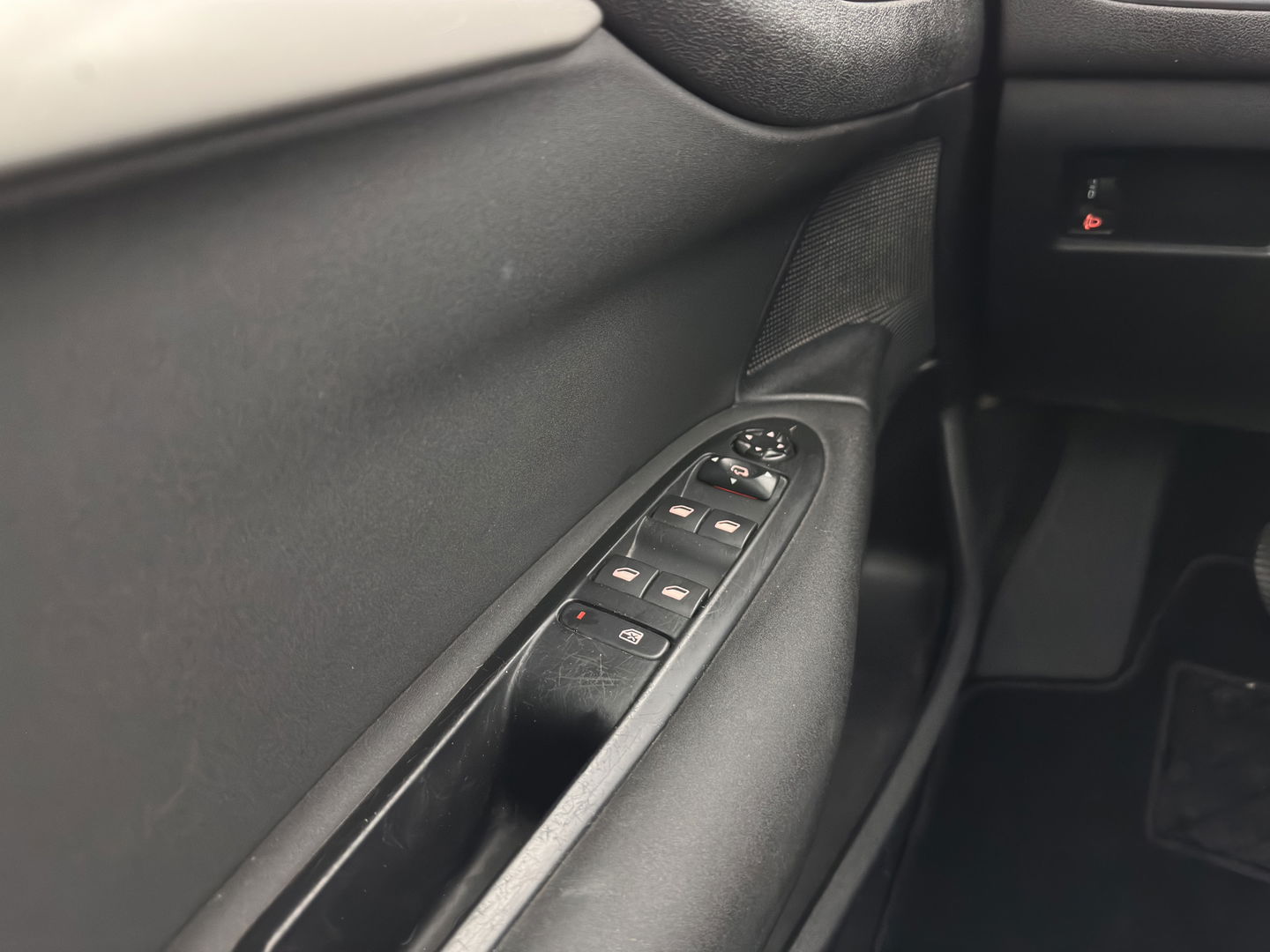 Citroën C4 1.6 BlueHDi Feel *PANO | SPORT-SEATS | PDC | PRIVACY-GLASS | ECC | CRUISE | TOWBAR*