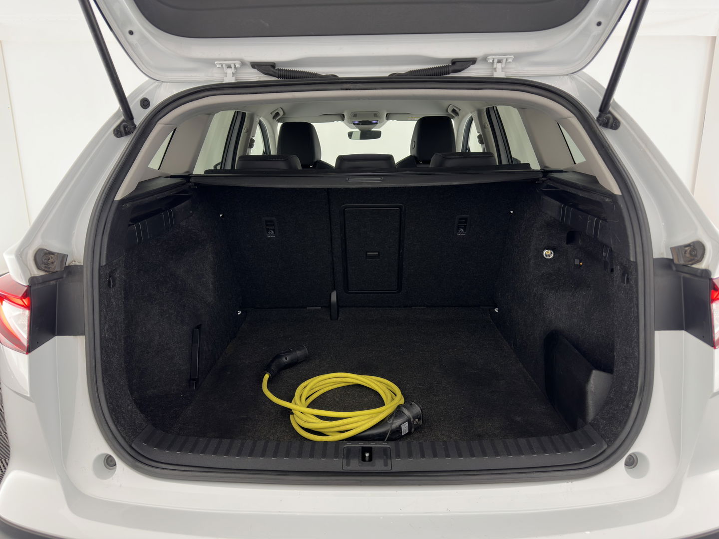 Škoda Enyaq iV 80 {SOH-90%} [ 3-Fase ] (INCL-BTW) *LEATHER-FABRIC | FULL-LED | DIGI-COCKPIT | CAMERA | KEYLESS | NAVI-FULLMAP | AMBIENT-LIGHT | ECC | HEATED-COMFORTSEATS | DAB+ | PDC | CRUISE | CARPLAY | TOWBAR | 19"ALU*