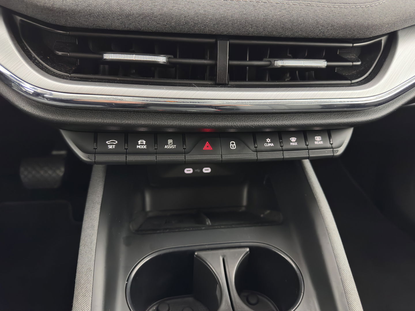 Škoda Enyaq iV 80 {SOH-90%} [ 3-Fase ] (INCL-BTW) *LEATHER-FABRIC | FULL-LED | DIGI-COCKPIT | CAMERA | KEYLESS | NAVI-FULLMAP | AMBIENT-LIGHT | ECC | HEATED-COMFORTSEATS | DAB+ | PDC | CRUISE | CARPLAY | TOWBAR | 19"ALU*