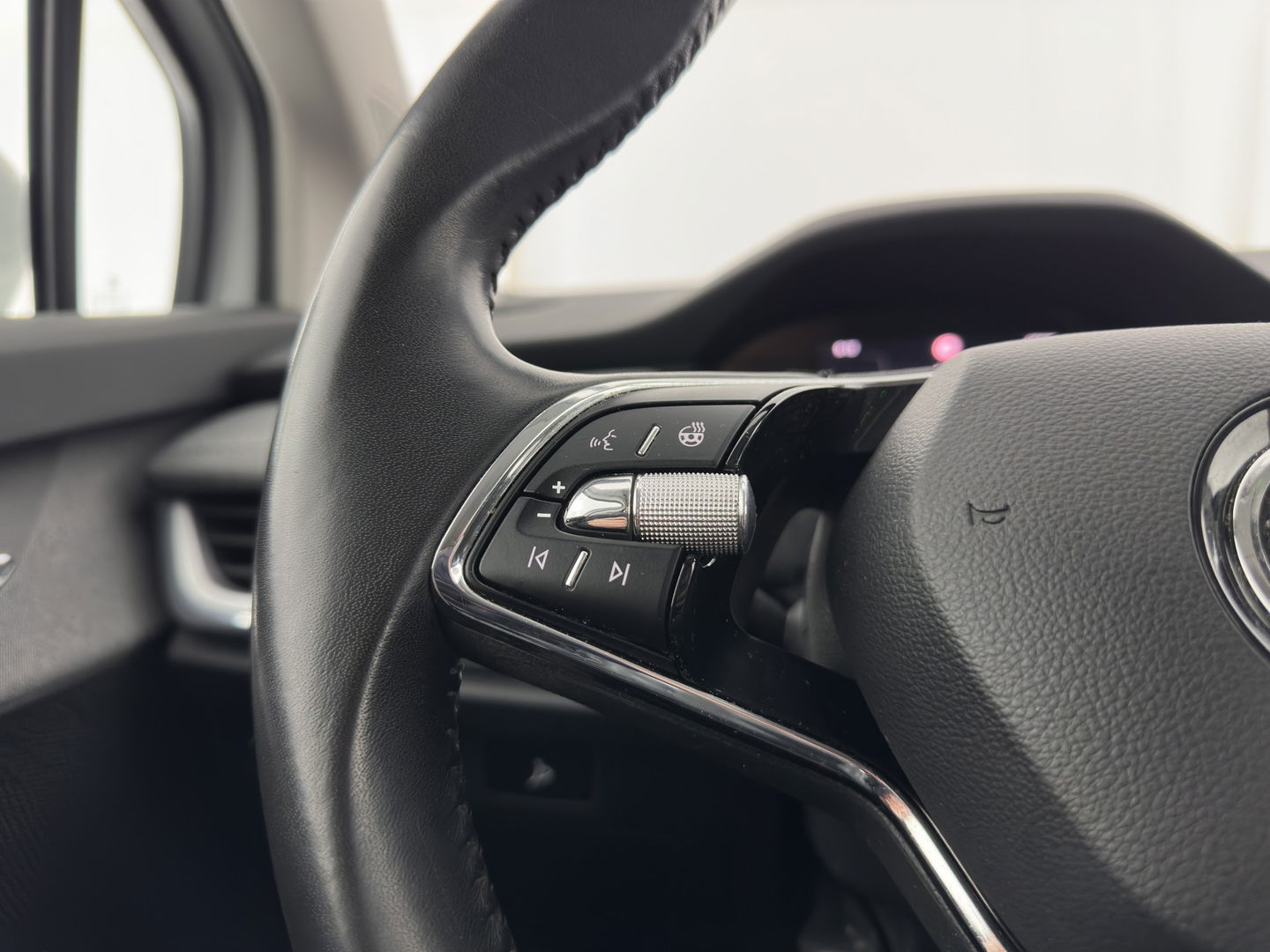 Škoda Enyaq iV 80 {SOH-90%} [ 3-Fase ] (INCL-BTW) *LEATHER-FABRIC | FULL-LED | DIGI-COCKPIT | CAMERA | KEYLESS | NAVI-FULLMAP | AMBIENT-LIGHT | ECC | HEATED-COMFORTSEATS | DAB+ | PDC | CRUISE | CARPLAY | TOWBAR | 19"ALU*