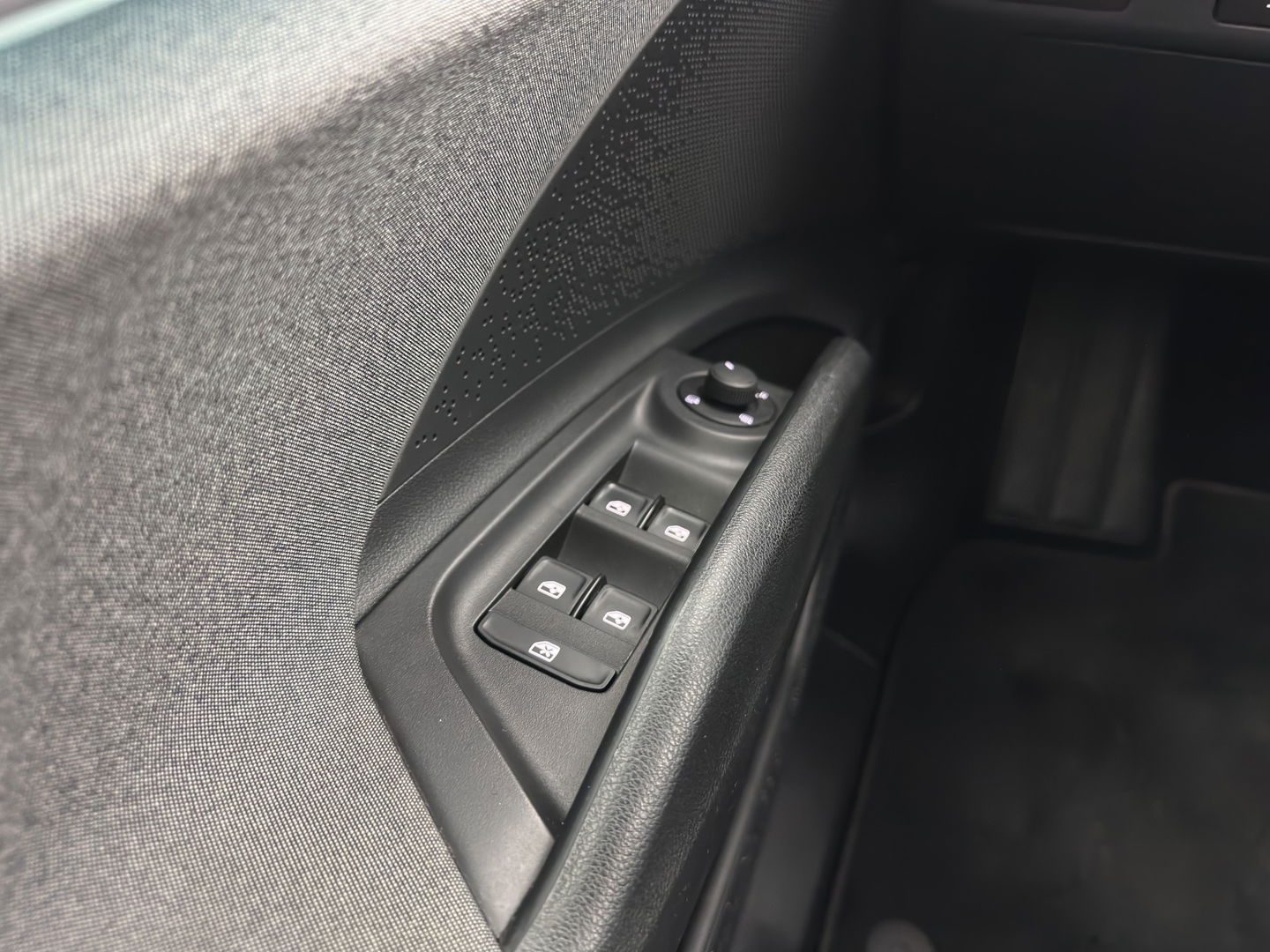 Škoda Enyaq iV 80 {SOH-90%} [ 3-Fase ] (INCL-BTW) *LEATHER-FABRIC | FULL-LED | DIGI-COCKPIT | CAMERA | KEYLESS | NAVI-FULLMAP | AMBIENT-LIGHT | ECC | HEATED-COMFORTSEATS | DAB+ | PDC | CRUISE | CARPLAY | TOWBAR | 19"ALU*