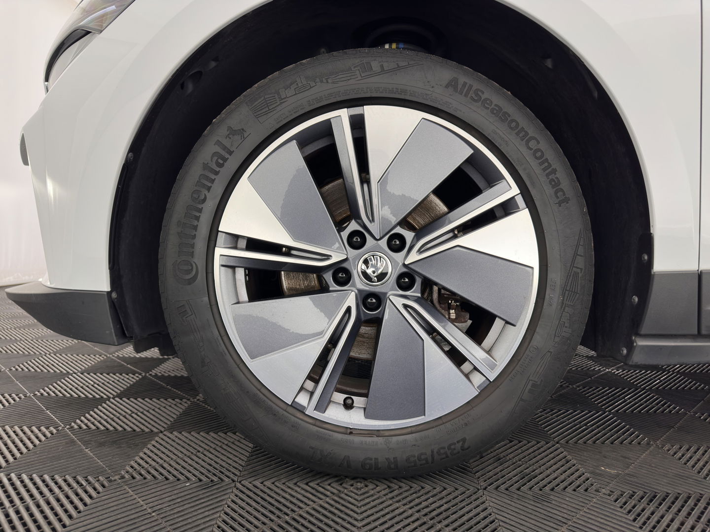 Škoda Enyaq iV 80 {SOH-90%} [ 3-Fase ] (INCL-BTW) *LEATHER-FABRIC | FULL-LED | DIGI-COCKPIT | CAMERA | KEYLESS | NAVI-FULLMAP | AMBIENT-LIGHT | ECC | HEATED-COMFORTSEATS | DAB+ | PDC | CRUISE | CARPLAY | TOWBAR | 19"ALU*