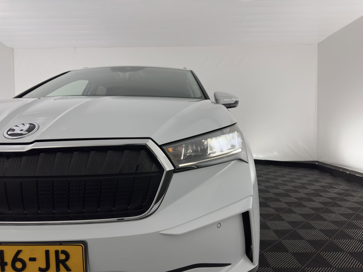 Škoda Enyaq iV 80 {SOH-90%} [ 3-Fase ] (INCL-BTW) *LEATHER-FABRIC | FULL-LED | DIGI-COCKPIT | CAMERA | KEYLESS | NAVI-FULLMAP | AMBIENT-LIGHT | ECC | HEATED-COMFORTSEATS | DAB+ | PDC | CRUISE | CARPLAY | TOWBAR | 19"ALU*