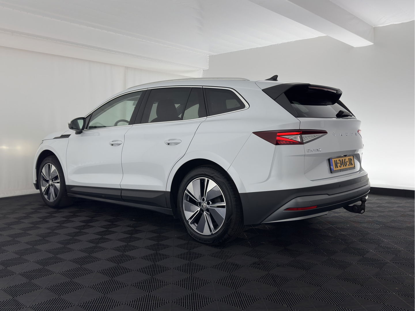 Škoda Enyaq iV 80 {SOH-90%} [ 3-Fase ] (INCL-BTW) *LEATHER-FABRIC | FULL-LED | DIGI-COCKPIT | CAMERA | KEYLESS | NAVI-FULLMAP | AMBIENT-LIGHT | ECC | HEATED-COMFORTSEATS | DAB+ | PDC | CRUISE | CARPLAY | TOWBAR | 19"ALU*