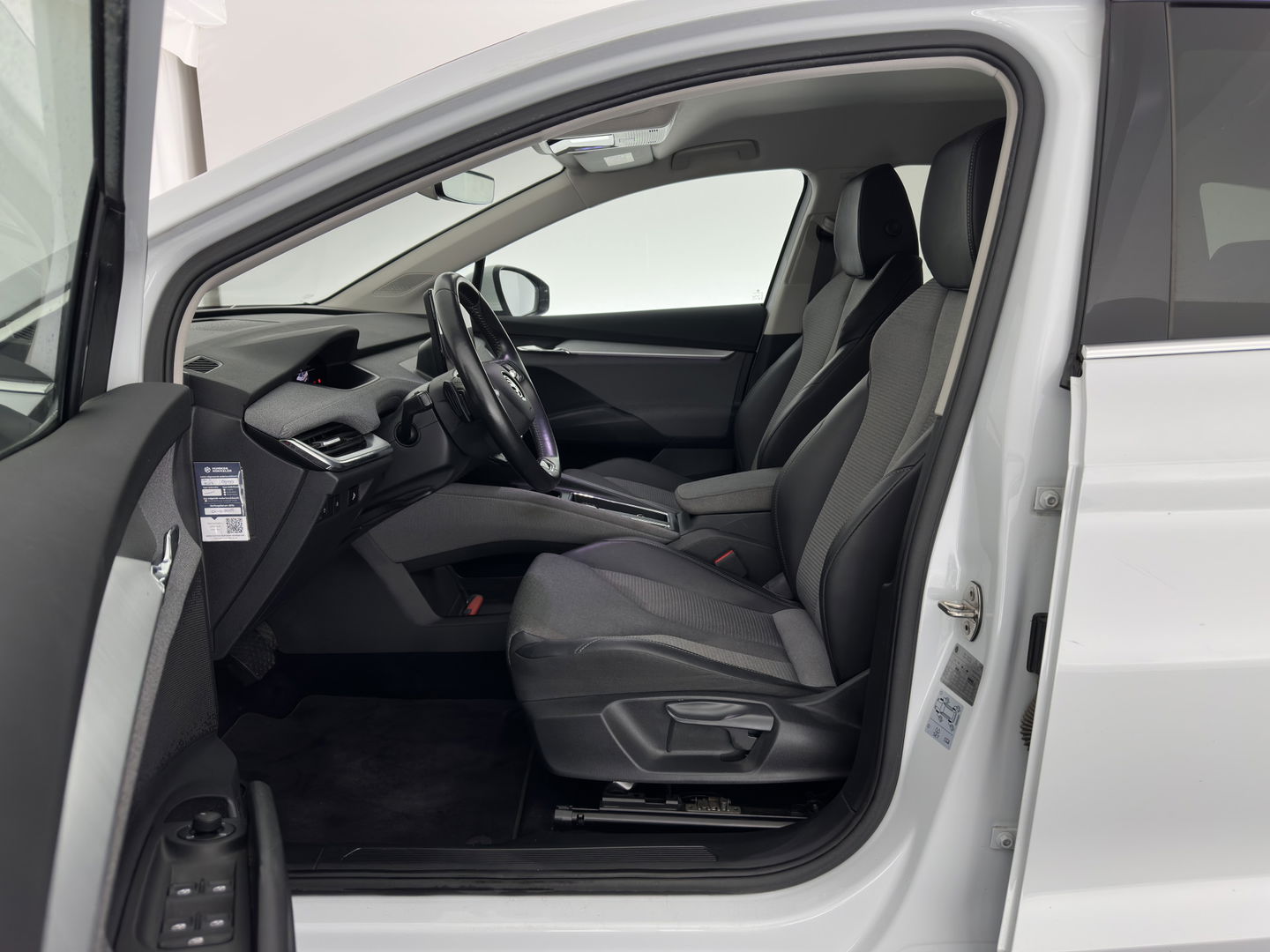 Škoda Enyaq iV 80 {SOH-90%} [ 3-Fase ] (INCL-BTW) *LEATHER-FABRIC | FULL-LED | DIGI-COCKPIT | CAMERA | KEYLESS | NAVI-FULLMAP | AMBIENT-LIGHT | ECC | HEATED-COMFORTSEATS | DAB+ | PDC | CRUISE | CARPLAY | TOWBAR | 19"ALU*