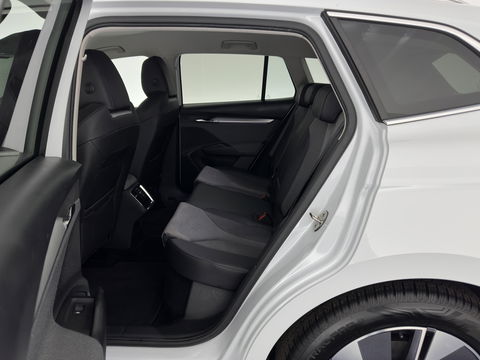 Škoda Enyaq iV 80 {SOH-90%} [ 3-Fase ] (INCL-BTW) *LEATHER-FABRIC | FULL-LED | DIGI-COCKPIT | CAMERA | KEYLESS | NAVI-FULLMAP | AMBIENT-LIGHT | ECC | HEATED-COMFORTSEATS | DAB+ | PDC | CRUISE | CARPLAY | TOWBAR | 19"ALU*