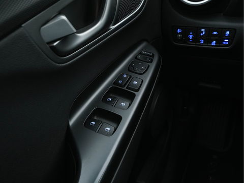 Hyundai KONA EV Premium 64 kWh ( Fase-3 ) { SOH-96%) (INCL-BTW) *AUT | HEAT-PUMP | NAVI-FULLMAP | KEYLESS | CAMERA | DAB | ECC | PDC | ADAPTIVE-CRUISE | CCS-FASTLOADER | LANE-ASSIST | HEATED-COMFORTSEATS | 17''ALU*