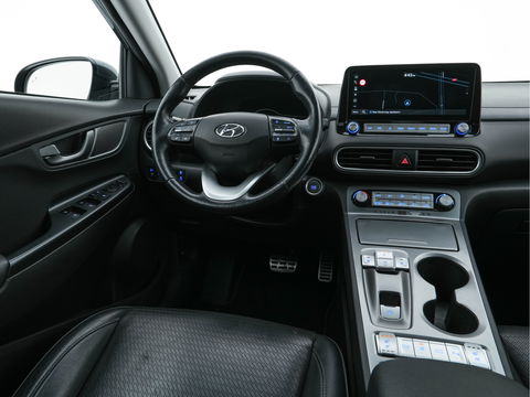 Hyundai KONA EV Premium 64 kWh ( Fase-3 ) { SOH-96%) (INCL-BTW) *AUT | HEAT-PUMP | NAVI-FULLMAP | KEYLESS | CAMERA | DAB | ECC | PDC | ADAPTIVE-CRUISE | CCS-FASTLOADER | LANE-ASSIST | HEATED-COMFORTSEATS | 17''ALU*