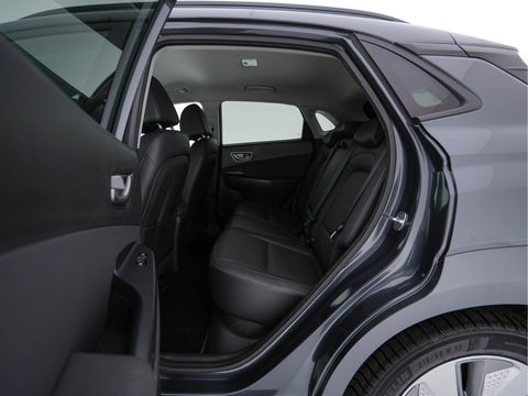 Hyundai KONA EV Premium 64 kWh ( Fase-3 ) { SOH-96%) (INCL-BTW) *AUT | HEAT-PUMP | NAVI-FULLMAP | KEYLESS | CAMERA | DAB | ECC | PDC | ADAPTIVE-CRUISE | CCS-FASTLOADER | LANE-ASSIST | HEATED-COMFORTSEATS | 17''ALU*