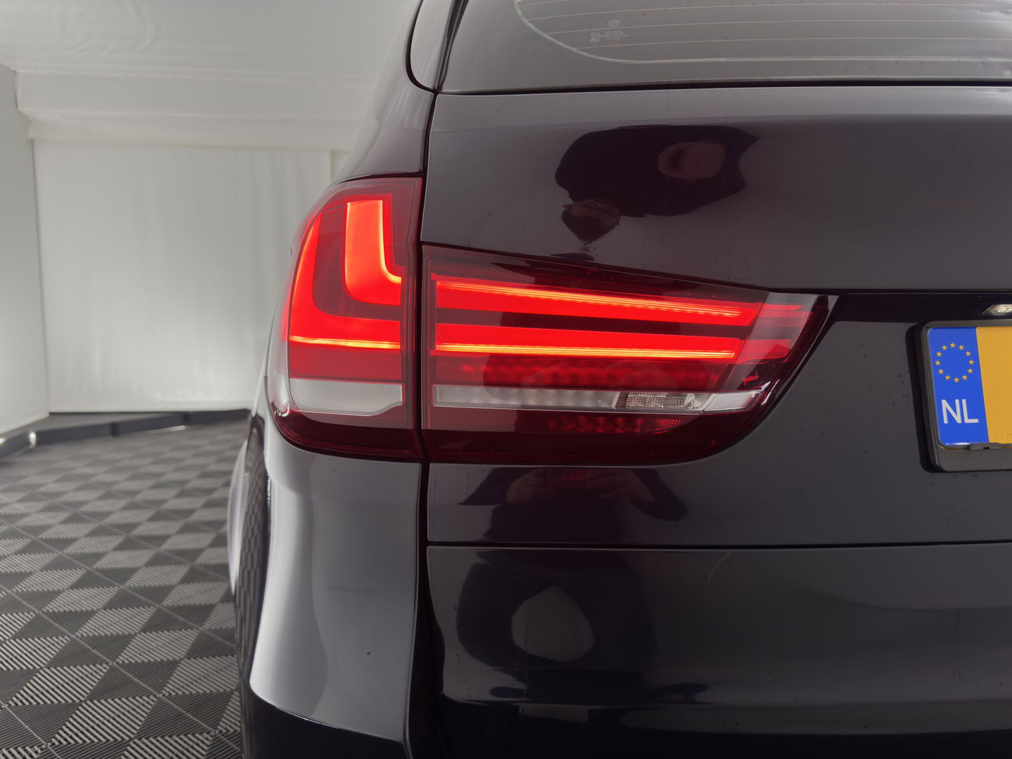 BMW X5 xDrive50i M-Sport High Executive [ 7-pers. ] Aut. *PANO | LUXURY-LEATHER | FULL-LED | HEAD-UP | MEMORY-PACK | DIGI-COCKPIT | KEYLESS | CAMERA | NAVI-FULLMAP | AMBIENT-LIGHT | HEATED-COMFORTSEATS | SHIFT-PADDLES | PRIVACY-GLASS | TOWBAR