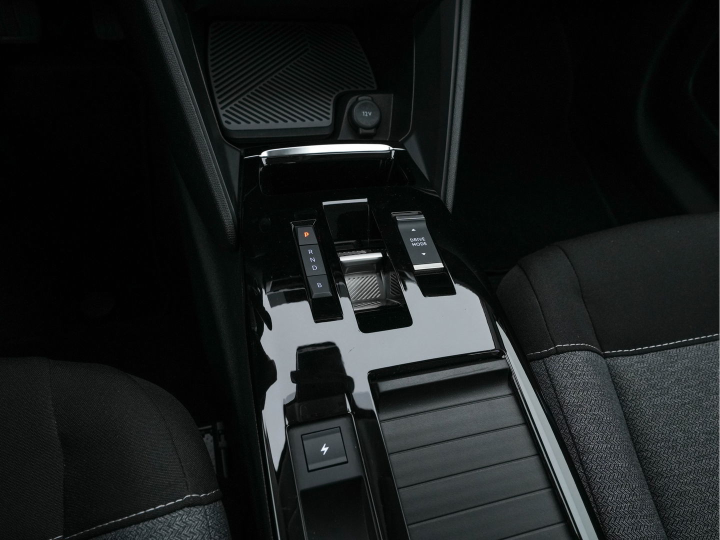 Citroën Ë-C4 X Feel 50 kWh (3-Fase ) (SOH-100%) (INCL-BTW) Aut.* HEAT-PUMP | CARPLAY | DIGI-COCKPIT | CRUISE | COMFORT-SEATS | DAB | LANE-ASSSIST | CCS-FASTLOADER | 18'' ALU*