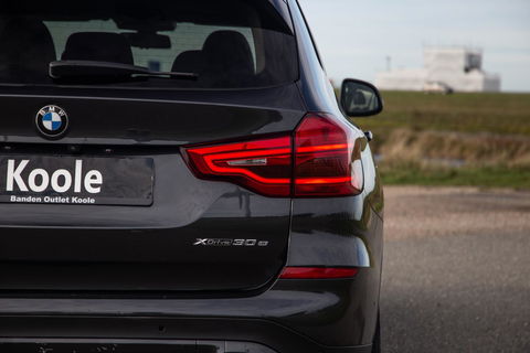 BMW X3 xDrive30e High Executive BRUIN LEER / PANORAMA DAK / AUTOMAAT / PLUG IN / CARPLAY / STOELVERWARMING