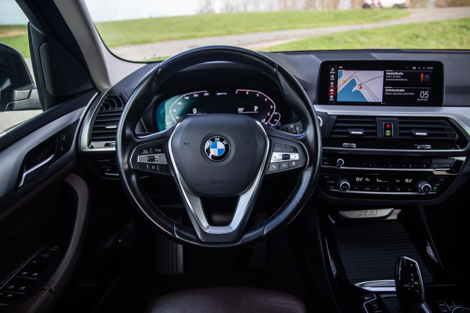 BMW X3 xDrive30e High Executive BRUIN LEER / PANORAMA DAK / AUTOMAAT / PLUG IN / CARPLAY / STOELVERWARMING