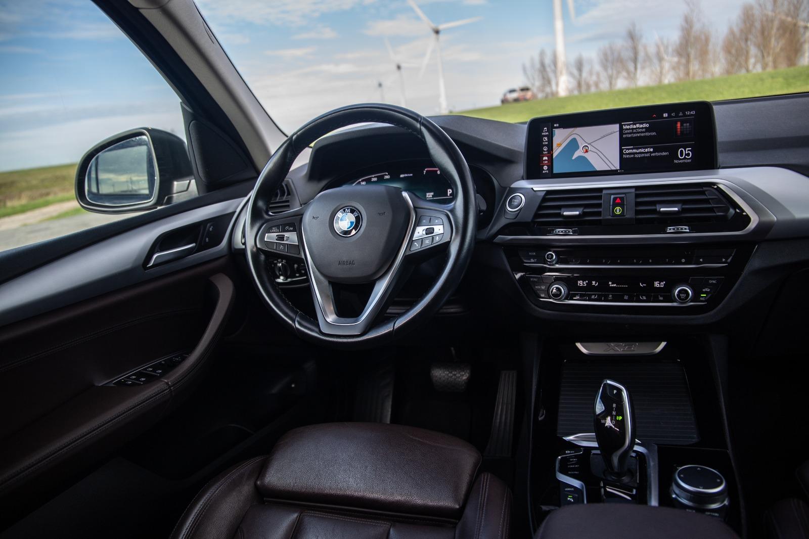 BMW X3 xDrive30e High Executive BRUIN LEER / PANORAMA DAK / AUTOMAAT / PLUG IN / CARPLAY / STOELVERWARMING