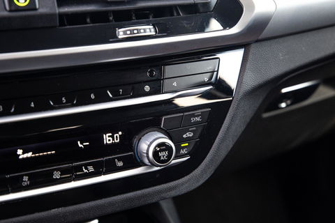 BMW X3 xDrive30e High Executive BRUIN LEER / PANORAMA DAK / AUTOMAAT / PLUG IN / CARPLAY / STOELVERWARMING