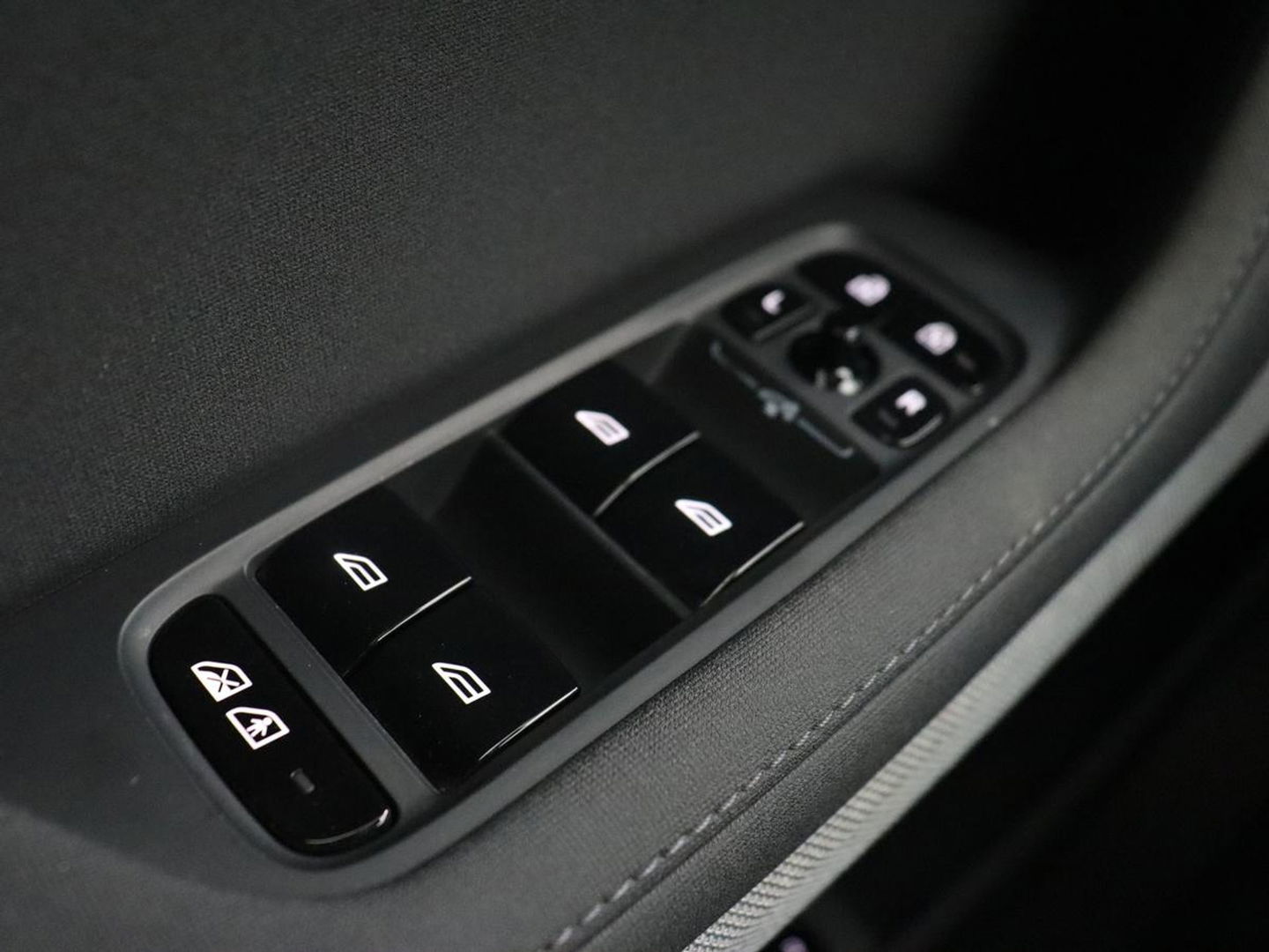 Polestar 2 Long Range Single Motor 78 kWh | Trekhaak | Stoelverwarming | Keyless | Full LED | Carplay | Navigatie | 19'' | Elektrische stoelen | Climate control | Parkeerhulp