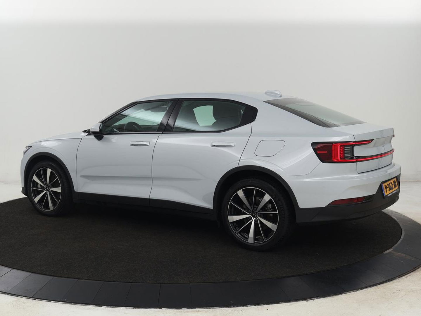 Polestar 2 Long Range Single Motor 78 kWh | Trekhaak | Stoelverwarming | Keyless | Full LED | Carplay | Navigatie | 19'' | Elektrische stoelen | Climate control | Parkeerhulp