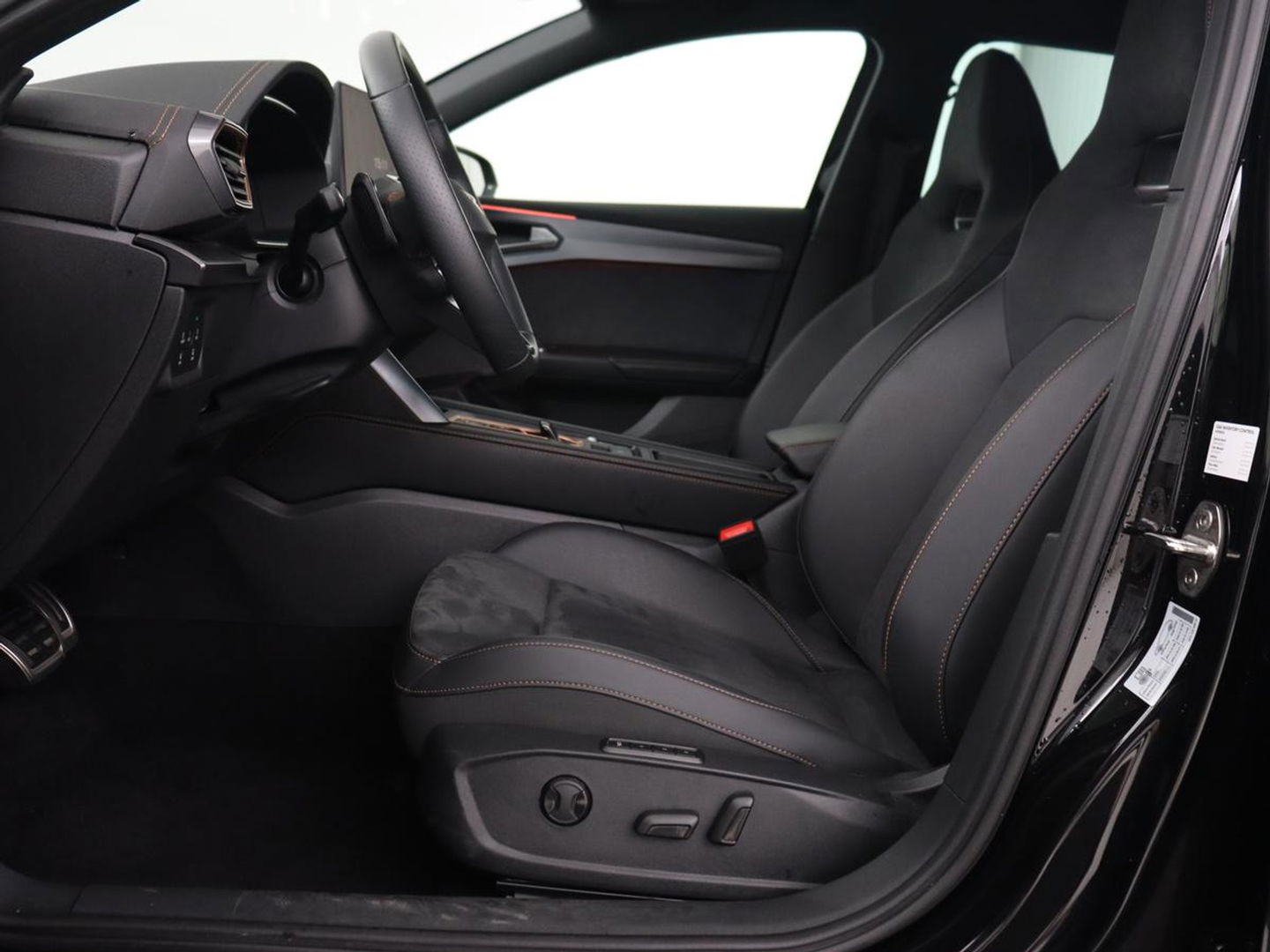 CUPRA Leon 1.5 eHybrid Business | Stoelverwarming | Adaptive cruise | Camera | Carplay | Sportstoelen | Matrix LED | Keyless | PHEV | Plug In