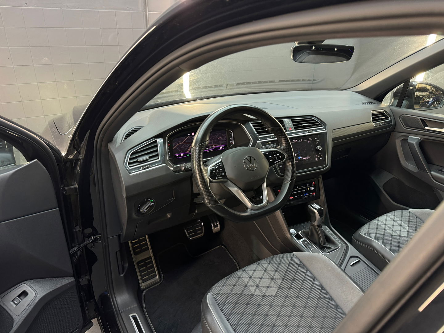 Volkswagen Tiguan 1.5 TSI R Line Pano|Keyless|Sfeer|360Camera