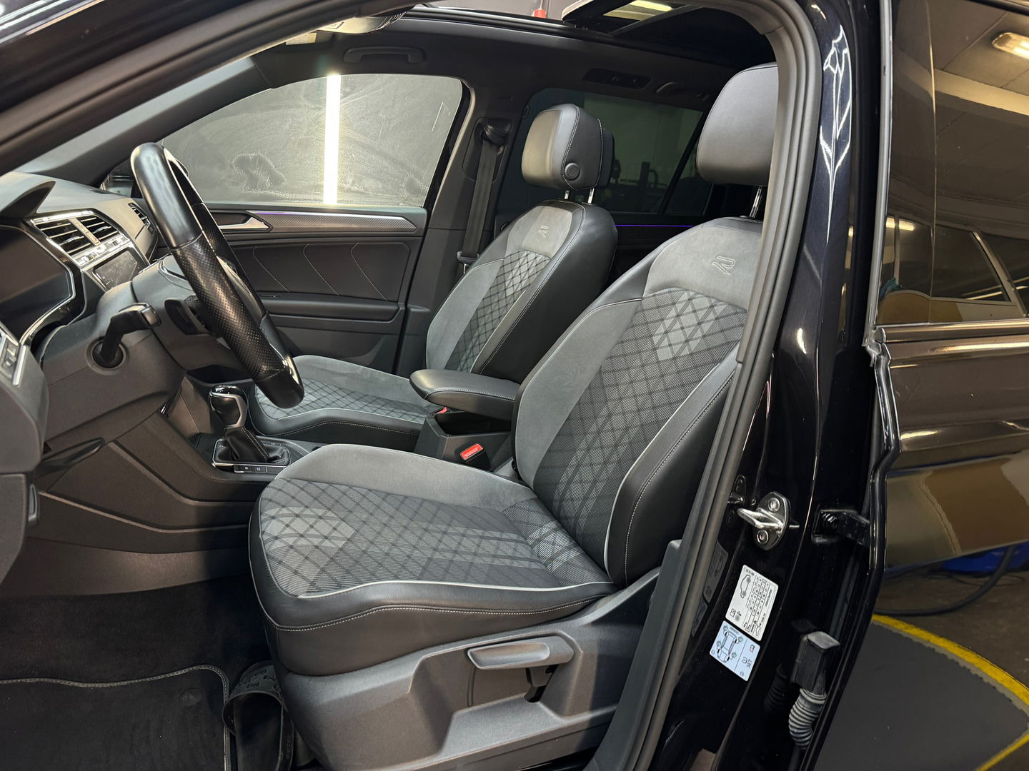 Volkswagen Tiguan 1.5 TSI R Line Pano|Keyless|Sfeer|360Camera