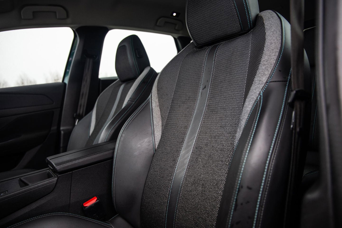 Peugeot 308 SW 1.6 HYbrid 180 Allure Pack Business AIRCO / CRUISE CONTROLE / CARPLAY / PLUG IN HYBRID / STOELVERWARMING