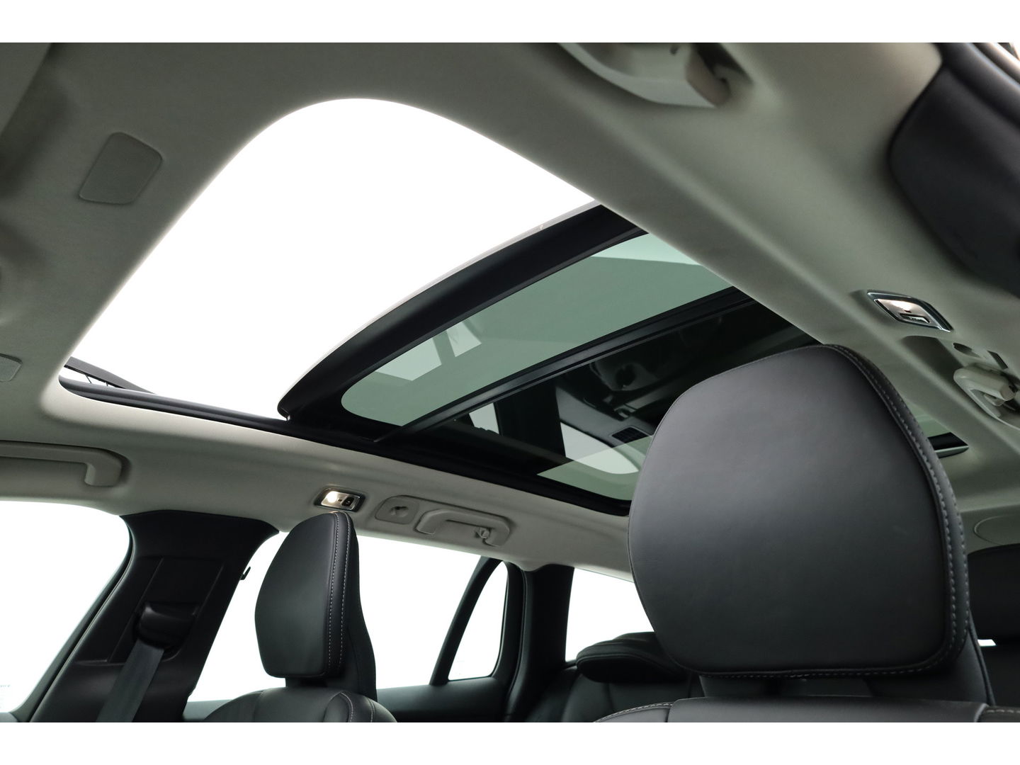 Volvo V60 Cross Country 2.0 B5 AWD Pro | Full Option | Pano | Massage | B&W audio | Ventilatie | HUD | Trekhaak