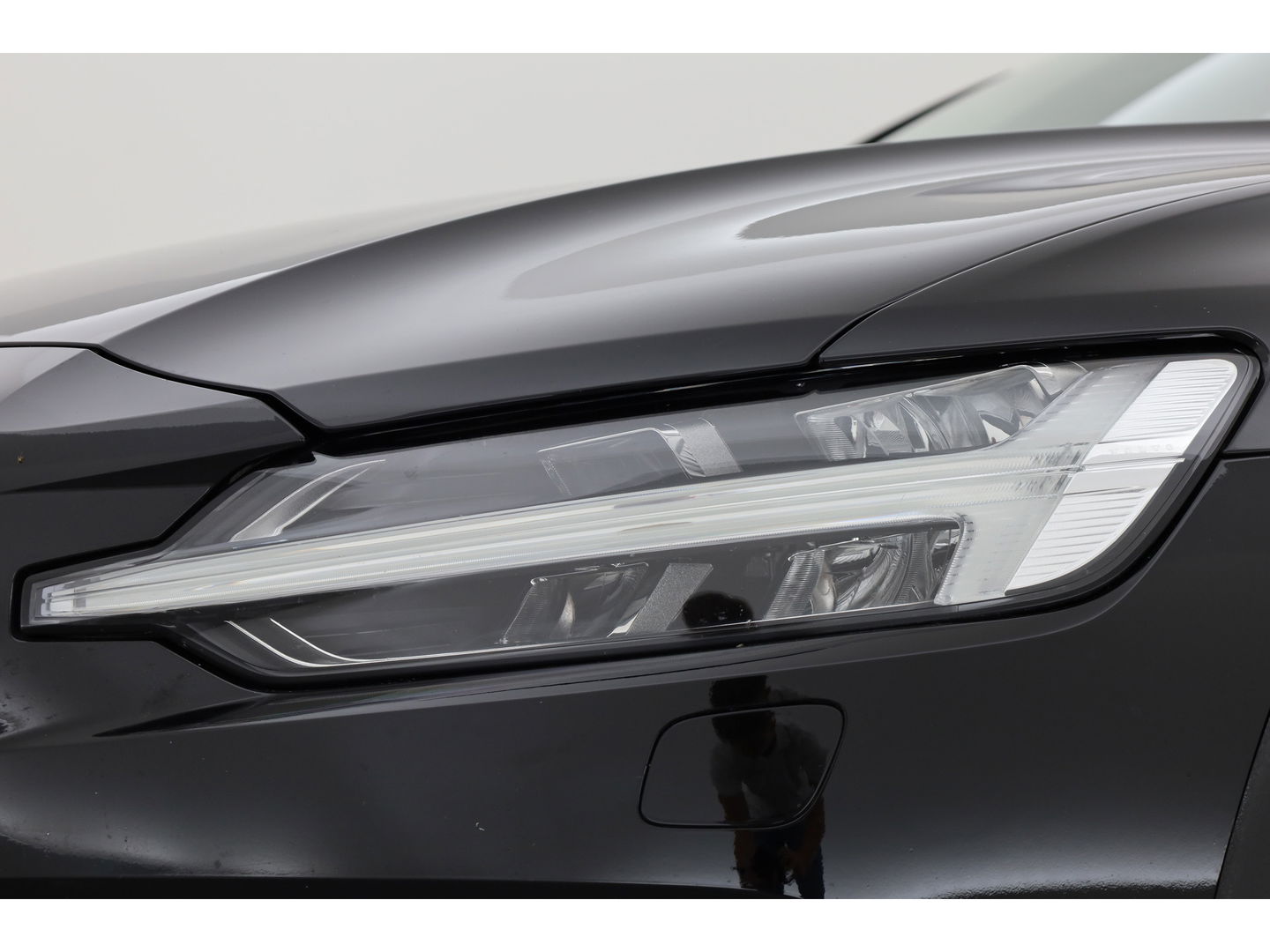 Volvo V60 Cross Country 2.0 B5 AWD Pro | Full Option | Pano | Massage | B&W audio | Ventilatie | HUD | Trekhaak