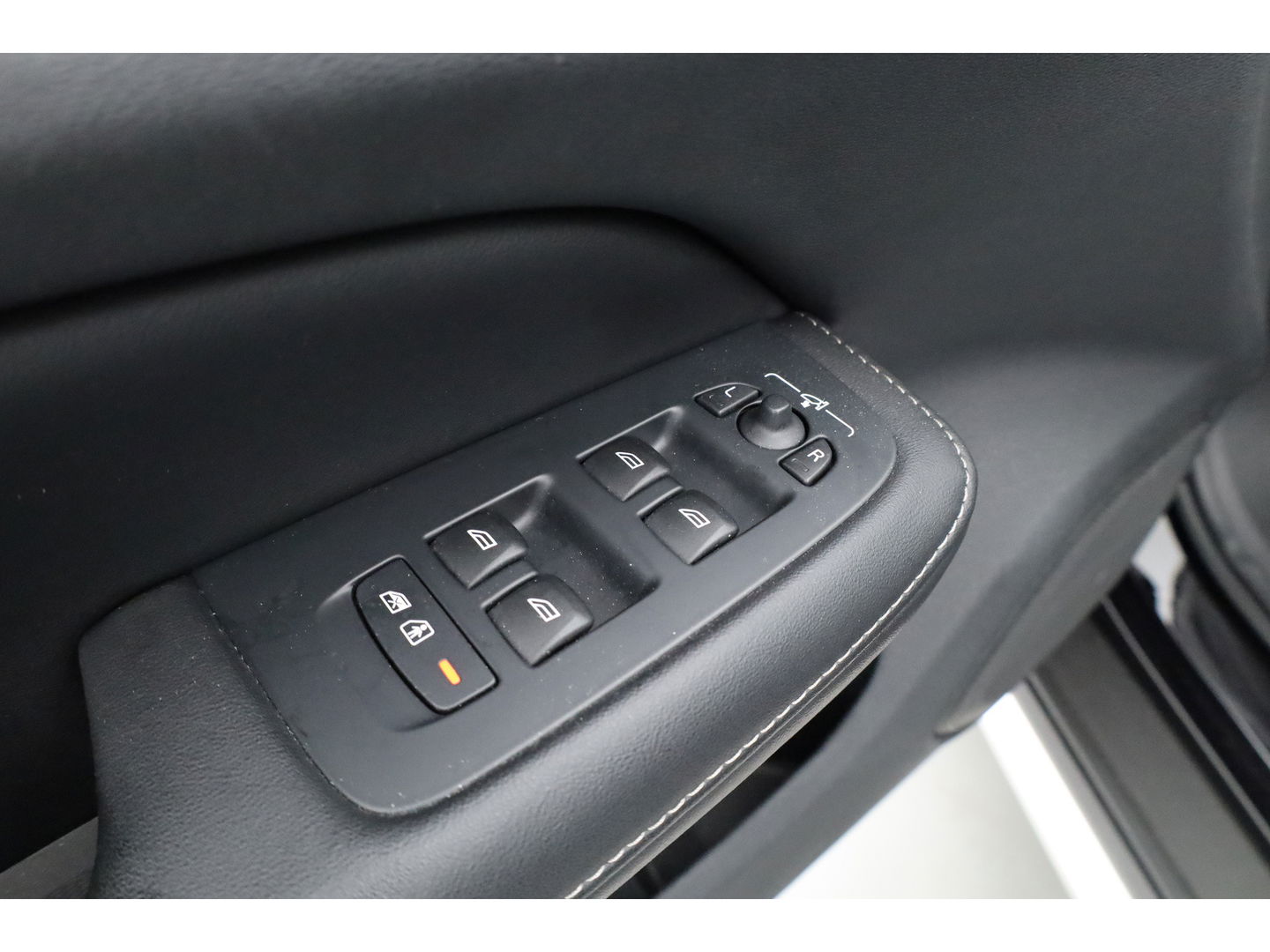 Volvo V60 Cross Country 2.0 B5 AWD Pro | Full Option | Pano | Massage | B&W audio | Ventilatie | HUD | Trekhaak