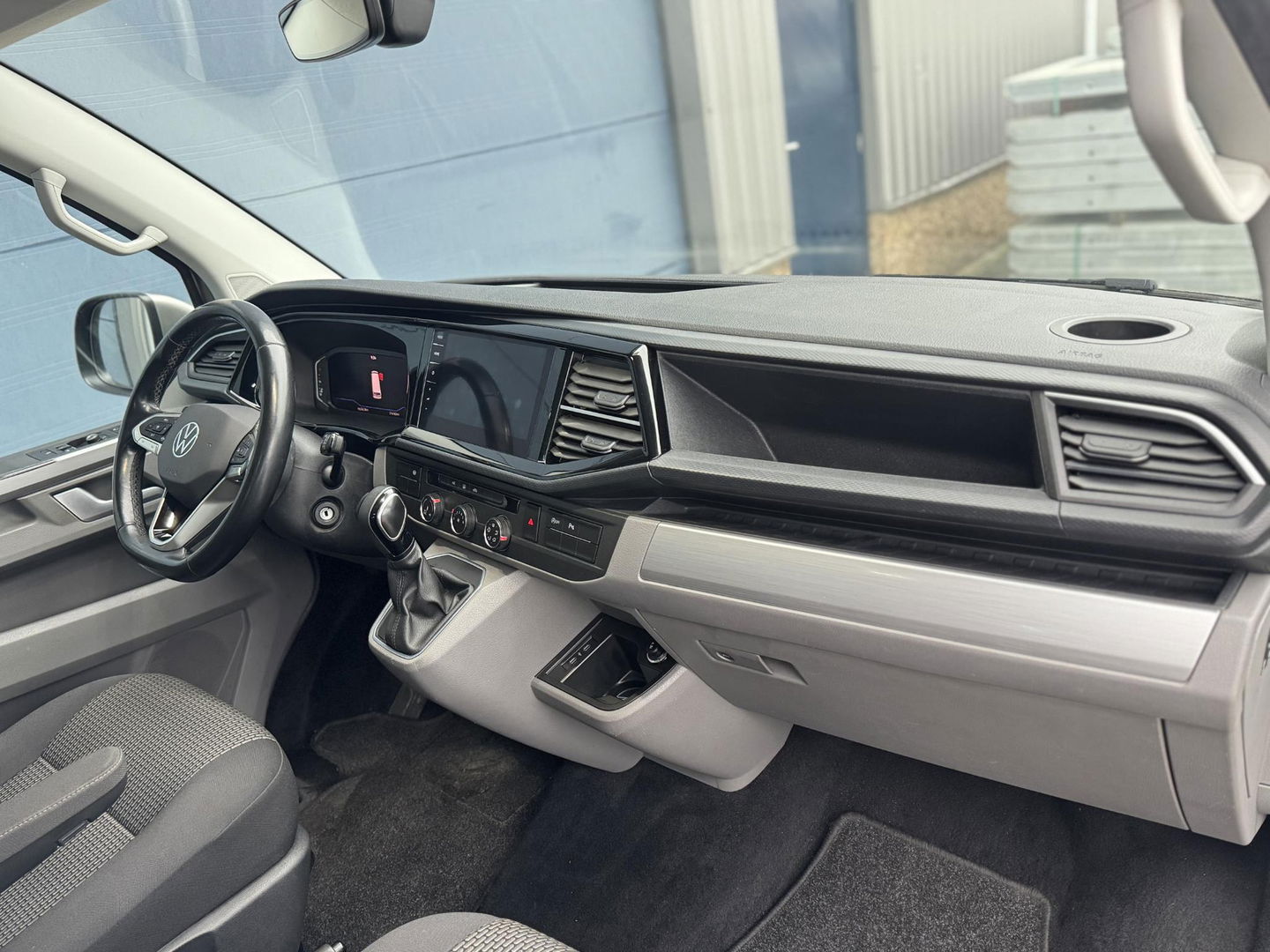 Volkswagen Transporter 2.0 TDI L2H1 30 DC DUBBEL CABINE / VIRTUAL COCKPIT / AUTOMAAT / CARPLAY / BULLI