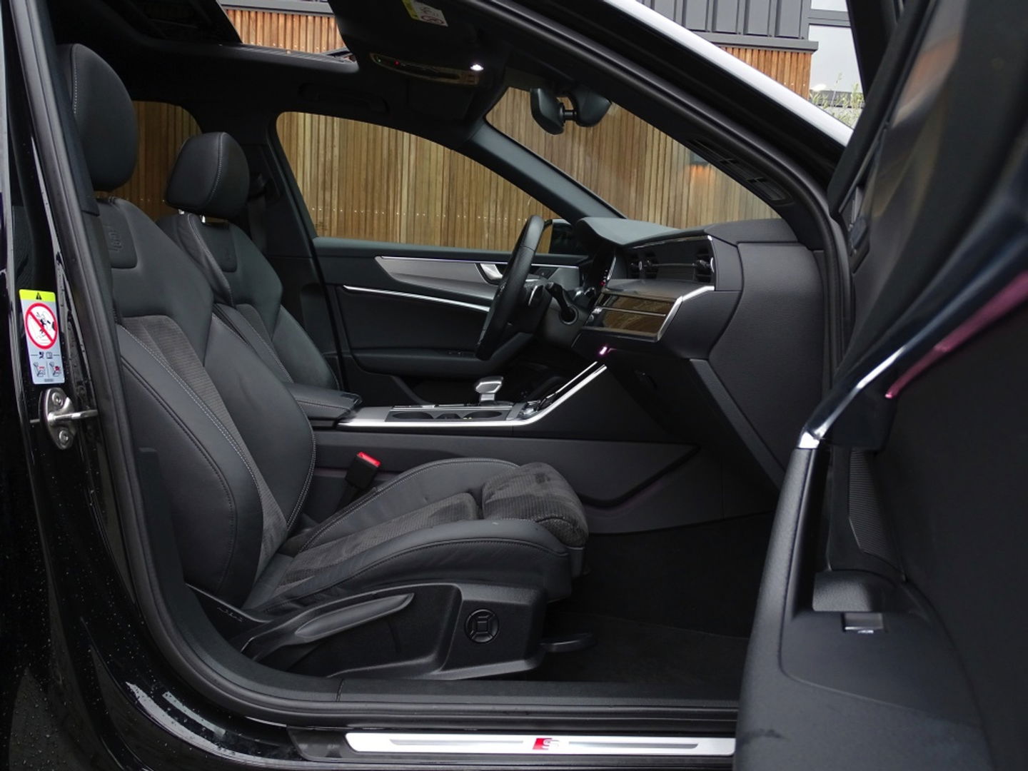 Audi A6 Avant 55 TFSI e 367PK Quattro / S6 Edition / Competition / LED