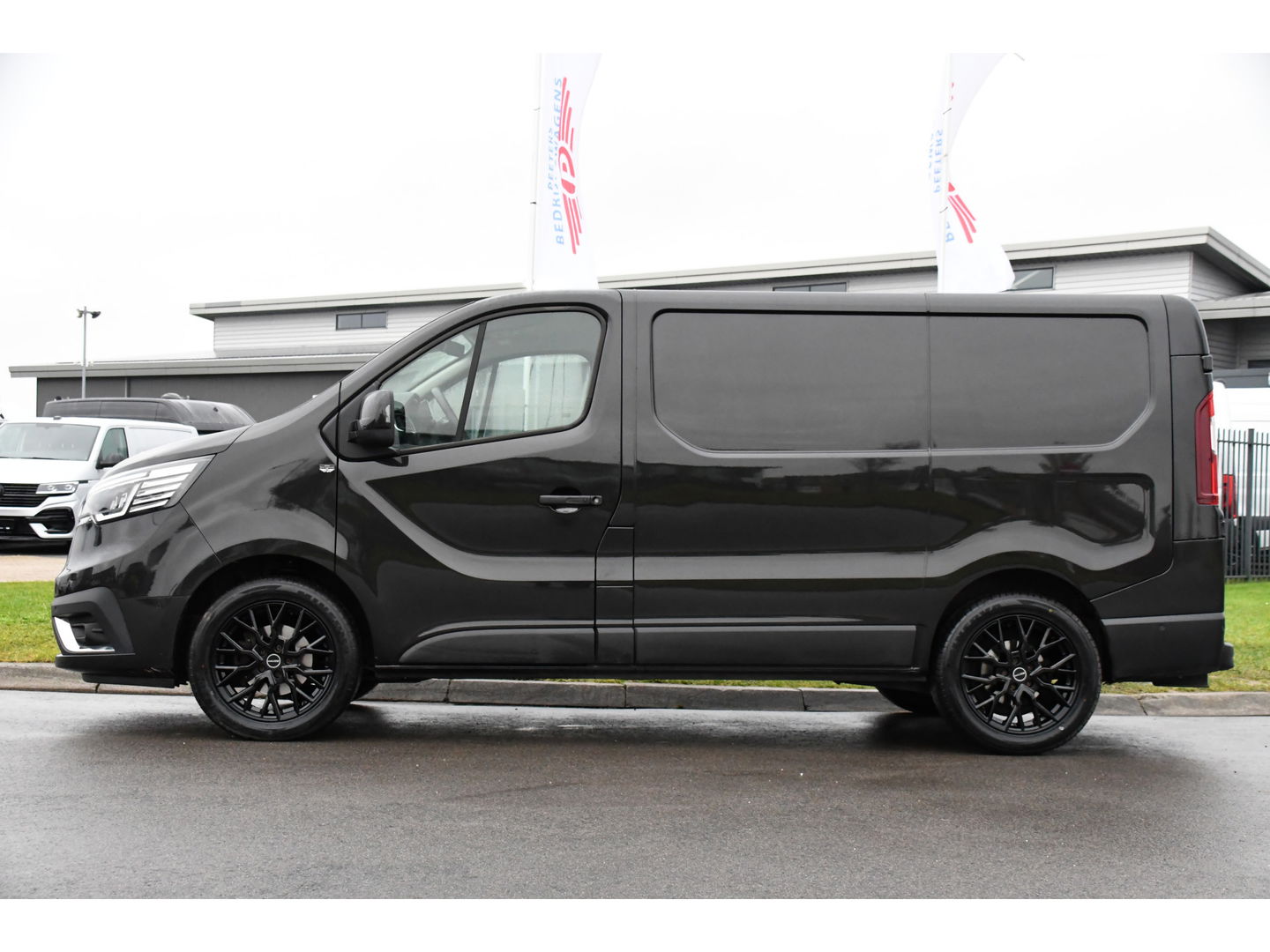 Renault Trafic 2.0 dCi 170 L1H1 Luxe Black Edition Adaptieve Cruise, Camera, Carplay, 170pk, Automaat, LED, Clima, Stoelverwarming, Multimedia, Uniek!