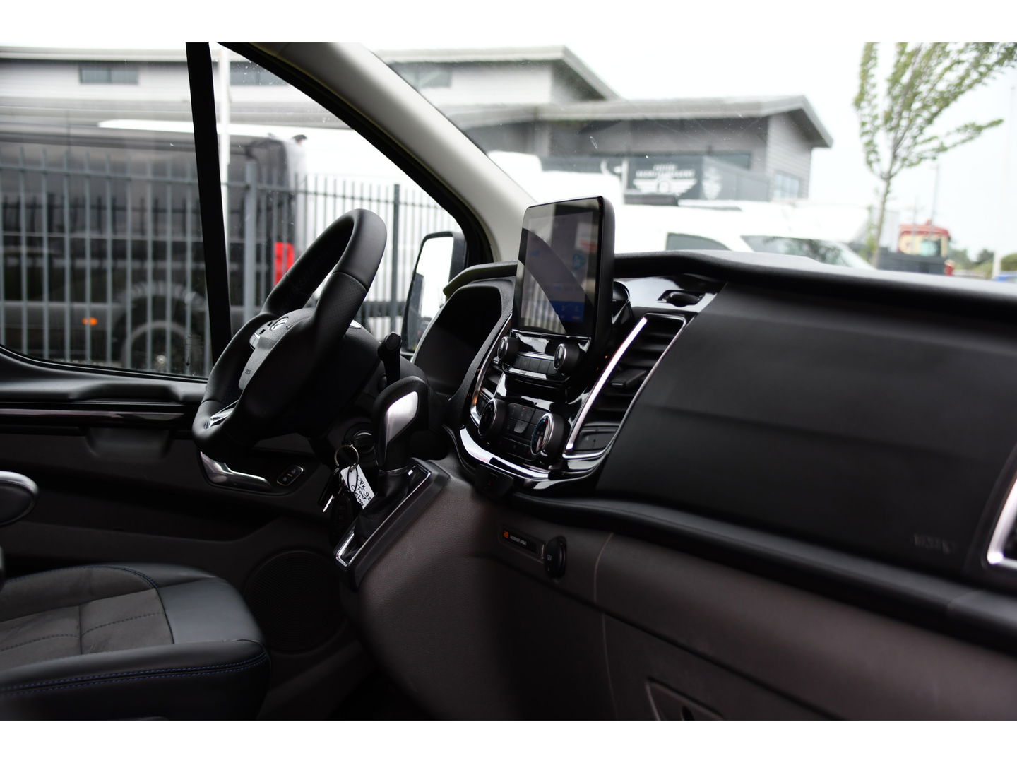 Ford Transit Custom 320 2.0 TDCI DC L2H1 MS-RT Adaptieve Cruise, Camera, 185PK, Carplay, Multimedia, Trekhaak, Automaat, 2 x Schuifdeur, UNIEK!