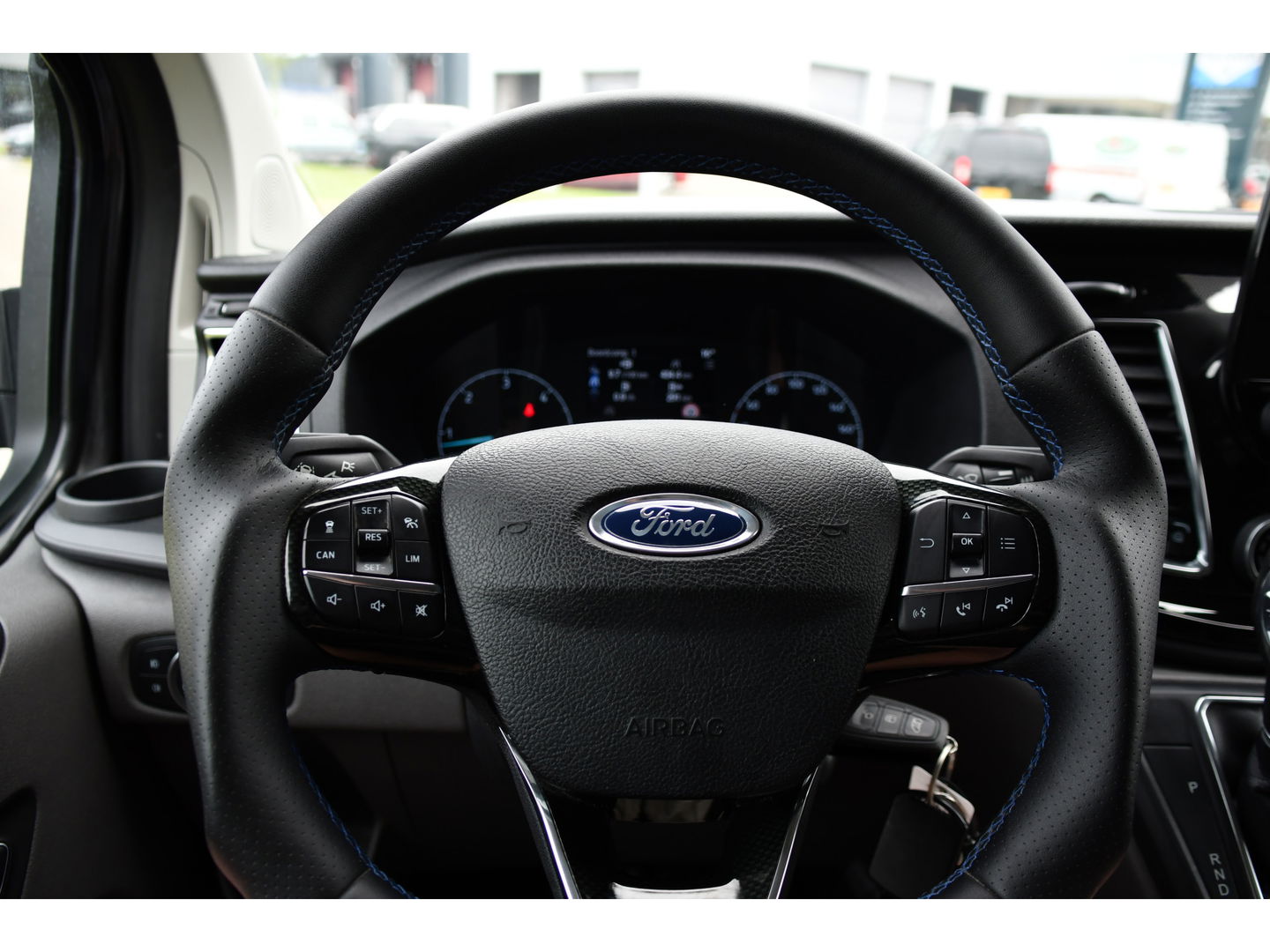 Ford Transit Custom 320 2.0 TDCI DC L2H1 MS-RT Adaptieve Cruise, Camera, 185PK, Carplay, Multimedia, Trekhaak, Automaat, 2 x Schuifdeur, UNIEK!