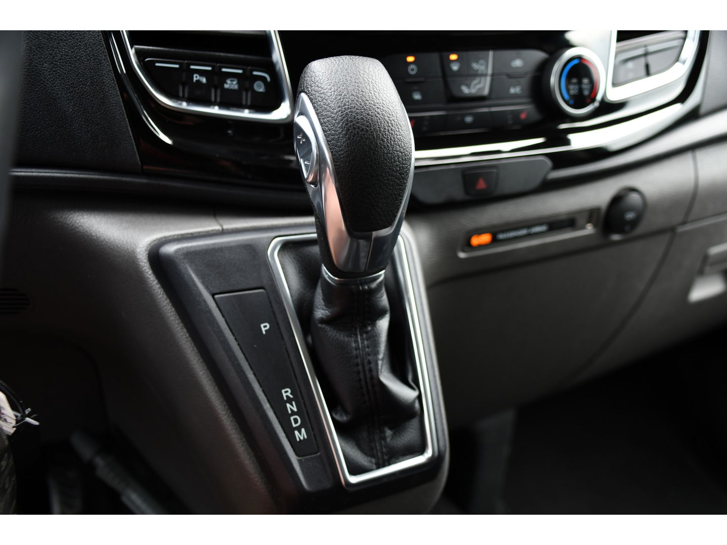 Ford Transit Custom 320 2.0 TDCI DC L2H1 MS-RT Adaptieve Cruise, Camera, 185PK, Carplay, Multimedia, Trekhaak, Automaat, 2 x Schuifdeur, UNIEK!