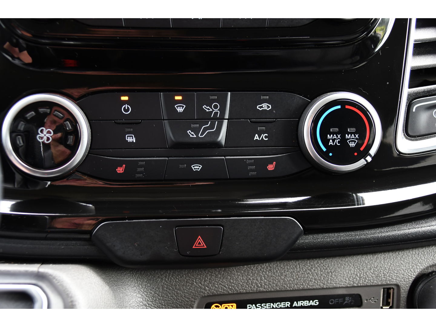 Ford Transit Custom 320 2.0 TDCI DC L2H1 MS-RT Adaptieve Cruise, Camera, 185PK, Carplay, Multimedia, Trekhaak, Automaat, 2 x Schuifdeur, UNIEK!