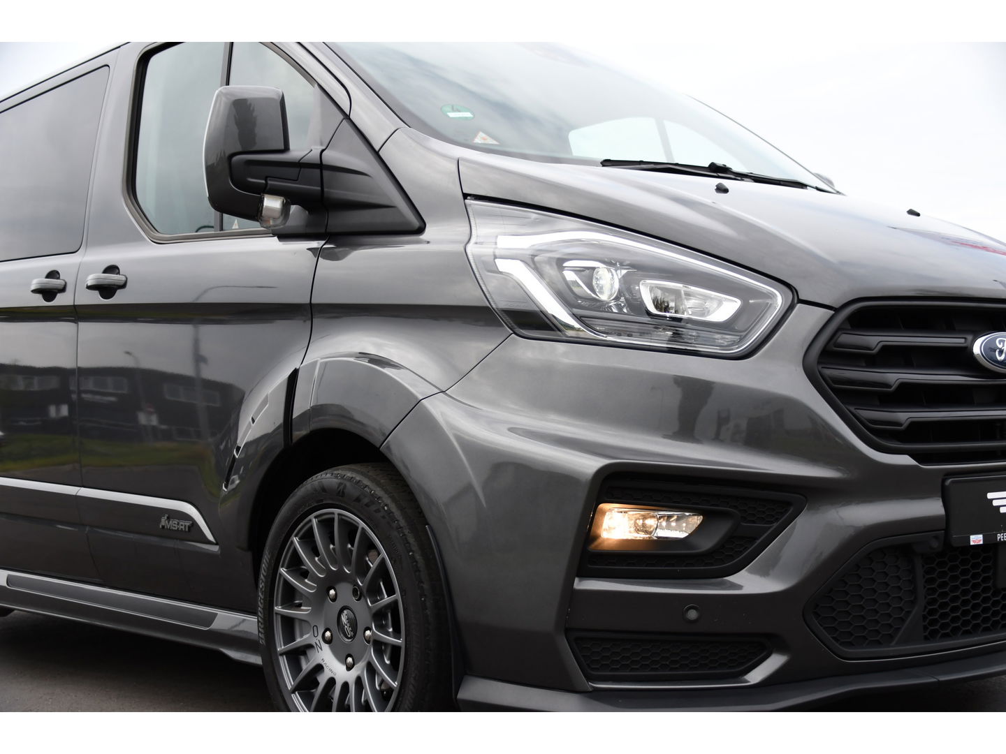 Ford Transit Custom 320 2.0 TDCI DC L2H1 MS-RT Adaptieve Cruise, Camera, 185PK, Carplay, Multimedia, Trekhaak, Automaat, 2 x Schuifdeur, UNIEK!