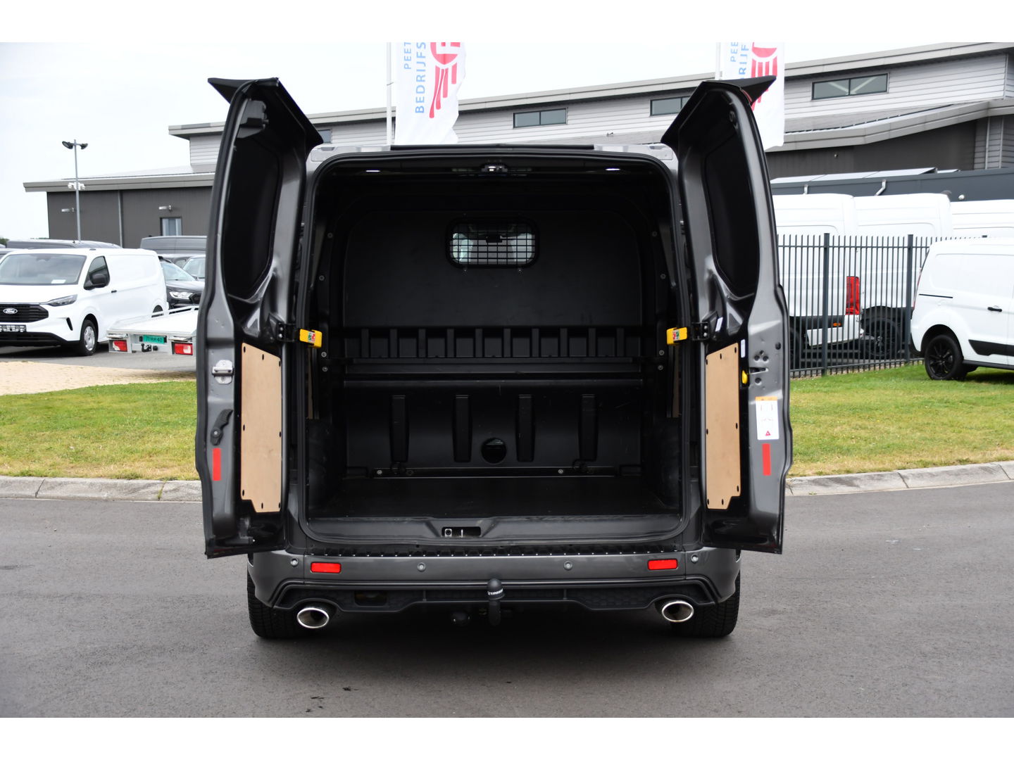 Ford Transit Custom 320 2.0 TDCI DC L2H1 MS-RT Adaptieve Cruise, Camera, 185PK, Carplay, Multimedia, Trekhaak, Automaat, 2 x Schuifdeur, UNIEK!