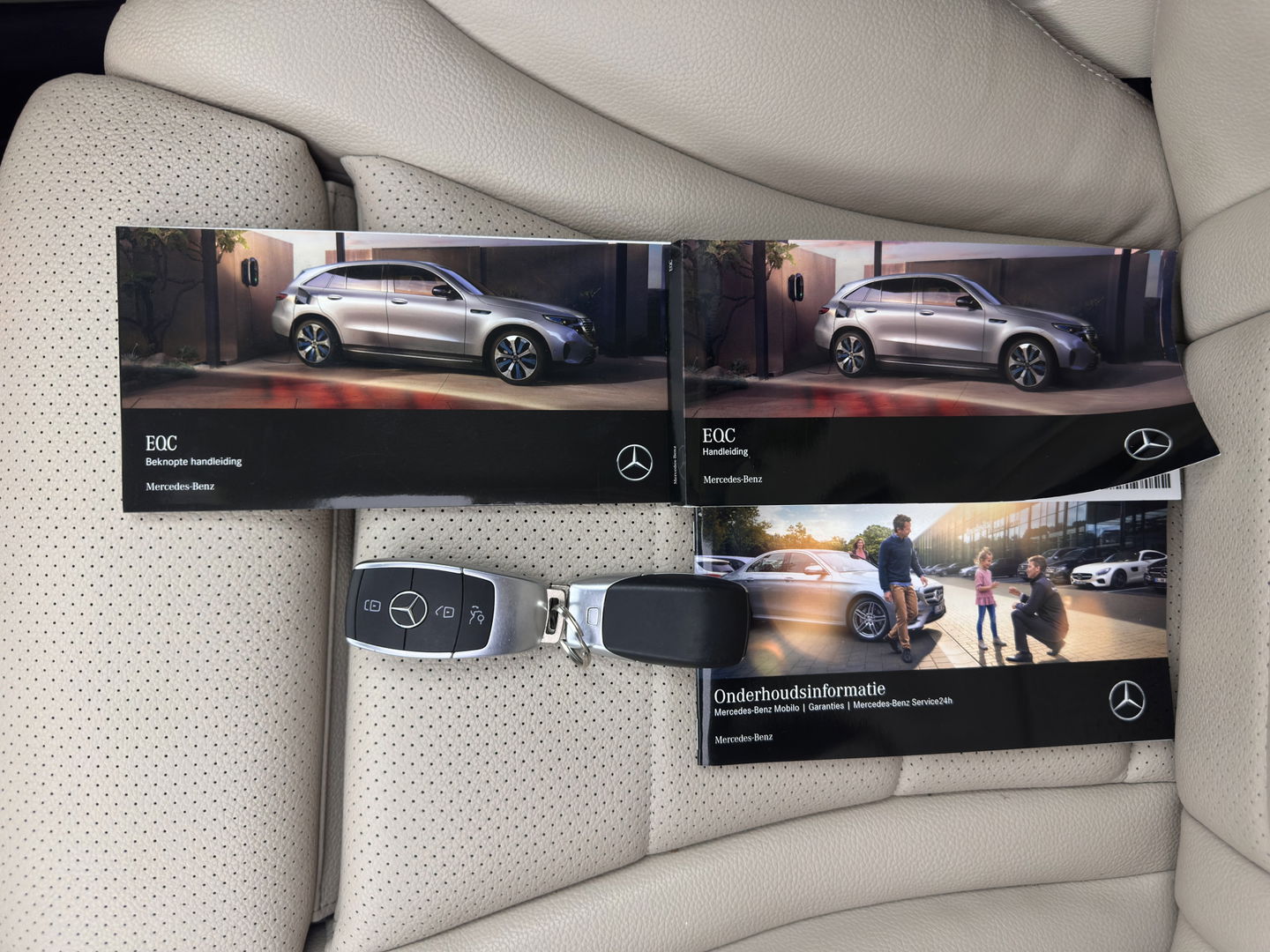 Mercedes-Benz EQC 400 4MATIC Business Solution 80 kWh (3-Fase) {SOH-93%} (INCL-BTW) *AUT | SUNROOF | WIDE-SCREEN-DIGI-COCKPIT | MEMORY-PACK | SURROUND-VIEW | KEYLESS | ARTICO-FULL-LEATHER | SPORT-SEATS | DAB+ | 19 ''*