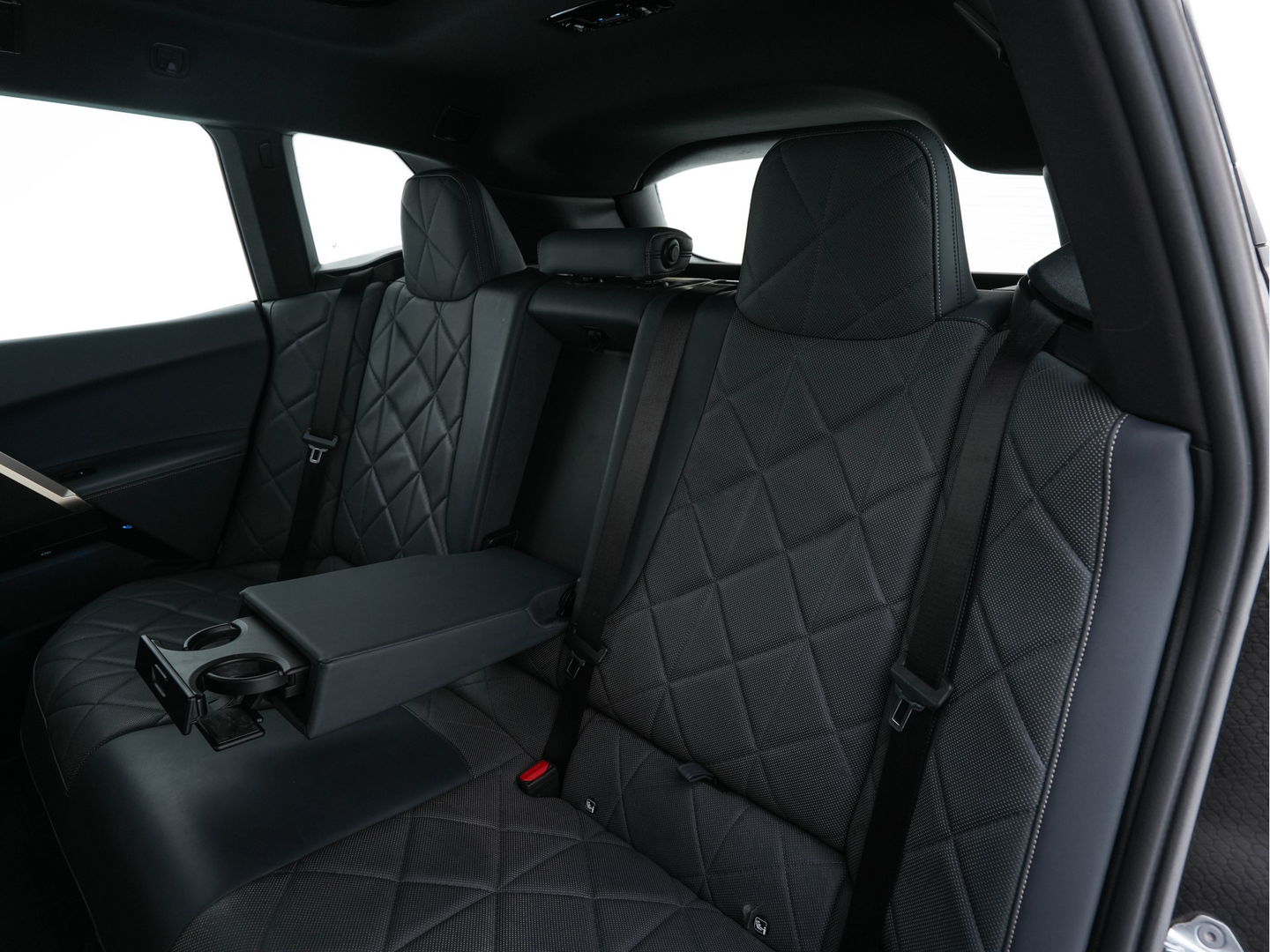 BMW iX xDrive40 High Executive 77 kWh ( 3-Fase ) {SOH-100%} (INCL-BTW) Aut. *PANO | HEAD-UP | HARMAN/KARDON-SURROUND | SOFT-CLOSE | DAB+ | DIGI-COCKPIT | HEATED-COMFORTSEATS | FULL-LED | CARPLAY | TOWBAR | AMBIENT-LIGHT | TOPVIEW | MEMORY-PACK |