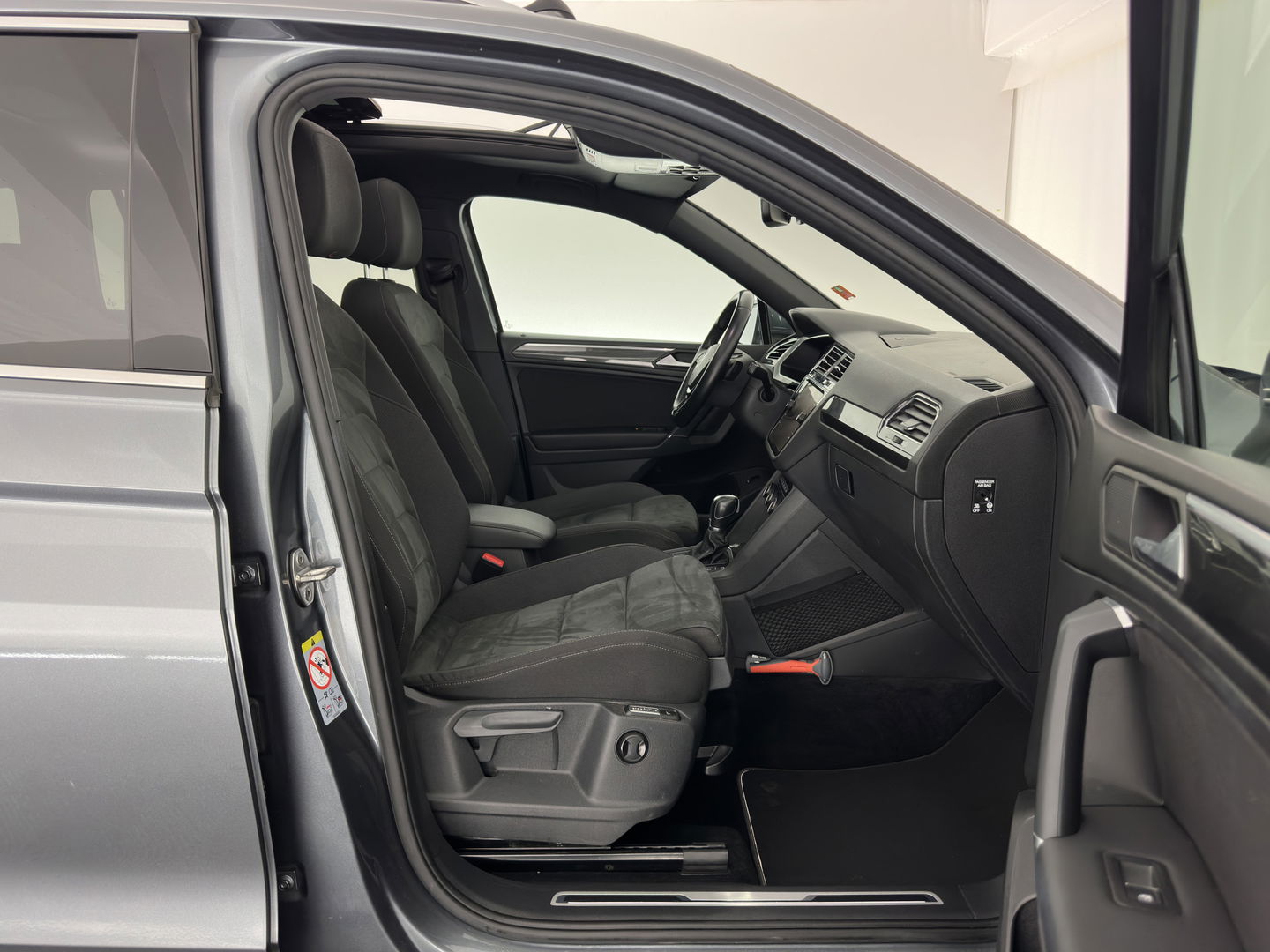 Volkswagen Tiguan Allspace 1.5 TSI R-line Highline Business (7-Pers.) (INCL-BTW) Aut * PANO | NAVI-FULLMAP | XENON | ALCANTARA | HEATED-ERGONOMIC-SPORTSEATS | KEYLESS | PRIVACY-GLASS | CAMERA | DAB | DIGI-COCKPIT | PDC | TOWBAR | ECC | 19"ALU*