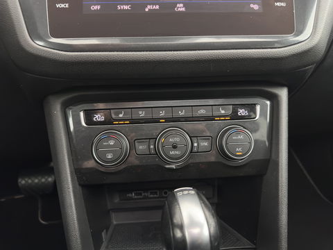 Volkswagen Tiguan Allspace 1.5 TSI R-line Highline Business (7-Pers.) (INCL-BTW) Aut * PANO | NAVI-FULLMAP | XENON | ALCANTARA | HEATED-ERGONOMIC-SPORTSEATS | KEYLESS | PRIVACY-GLASS | CAMERA | DAB | DIGI-COCKPIT | PDC | TOWBAR | ECC | 19"ALU*