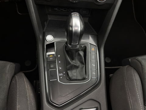 Volkswagen Tiguan Allspace 1.5 TSI R-line Highline Business (7-Pers.) (INCL-BTW) Aut * PANO | NAVI-FULLMAP | XENON | ALCANTARA | HEATED-ERGONOMIC-SPORTSEATS | KEYLESS | PRIVACY-GLASS | CAMERA | DAB | DIGI-COCKPIT | PDC | TOWBAR | ECC | 19"ALU*